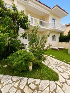 ALIO Seaside Maisonette, Steps from Diakopto Beach