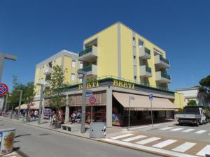 Family beach rental near the sand and the centre