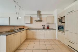 Spacious 3BR Lakeview Apartment with Terrace by GuestLee