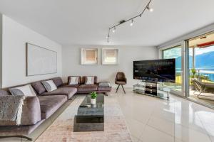 Spacious 3BR Lakeview Apartment with Terrace by GuestLee