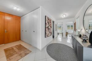 Spacious 3BR Lakeview Apartment with Terrace by GuestLee