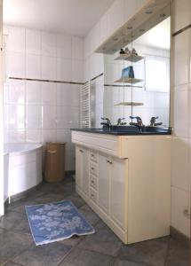 chambre privée climatisée cuisine dété piscine vélo