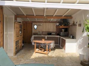 chambre privée climatisée cuisine dété piscine vélo