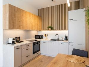 Chic 1BR & 1LR Apartment Panoramic Sky View