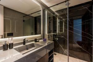 Premium 1BR with Balcony Mins to Marina & Metro