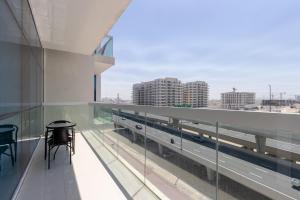 Premium 1BR with Balcony Mins to Marina & Metro