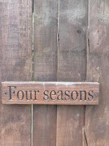 Four Seasons Mini Zoo Country Retreat with Wood Fuel Hot Tub close to kington Market Town