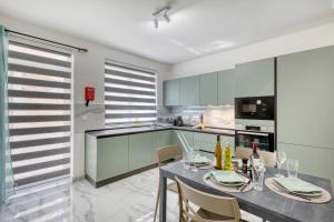 Stylish and bright 2 bedroom with balcony DCAR1-1