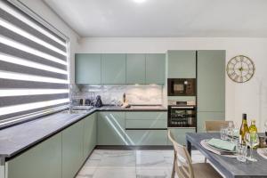 Stylish and bright 2 bedroom with balcony DCAR1-1