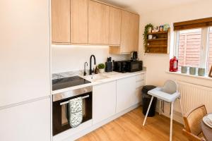 Stylish Queens Park 1BR Garden Flat near Notting Hill & Little Venice by Staylio London