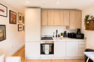 Stylish Queens Park 1BR Garden Flat near Notting Hill & Little Venice by Staylio London