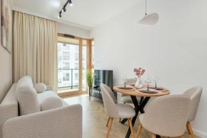 Stylowy Apartament z Balkonem Parkingiem oraz Dostępem do Siłowni by Noclegi Renters