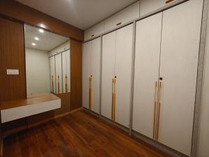 Cozy Wood Paneled Scenic Room with Walk-in Closet