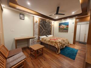 Cozy Wood Paneled Scenic Room with Walk-in Closet