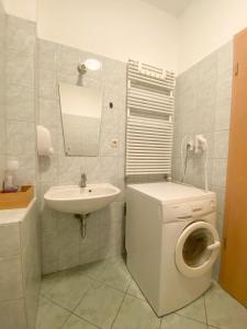 2 bedroom spacious flat near Opera, Andrassy bld