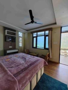 Elegant mountain view room in naggar