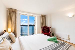Riverfront 2 bed-2bath apartment in Canary Wharf