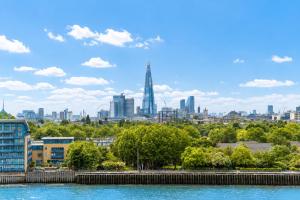 Riverfront 2 bed-2bath apartment in Canary Wharf