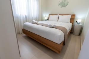 Stylish Coastal Retreat-10 Steps from Sandy Beach