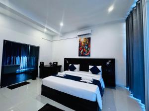 HOTEL Pearl White Residency