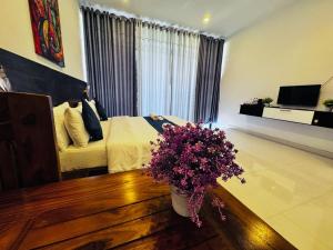 HOTEL Pearl White Residency