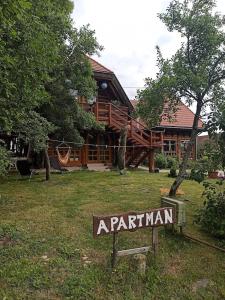 Apartman egy Makovecz Imre tervezte házban