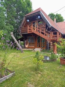 Apartman egy Makovecz Imre tervezte házban