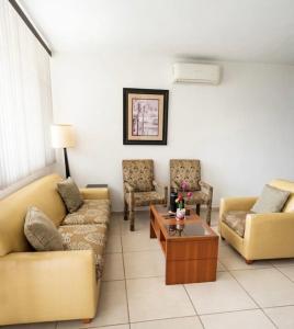 3BR and 3BA Home with shared Pool and Jacuzzi