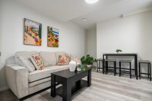 2BR Stylish & Private Suite FREE Banff Pass Netflix Parking SE Calgary