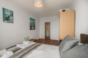 Harbour View - Central Ramsgate apartment with direct harbour views step out right onto the harbour