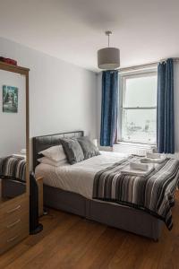 Harbour View - Central Ramsgate apartment with direct harbour views step out right onto the harbour