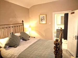 The Bean Apartment - double bedroom with private bathroom