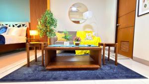 BGC 1BR, Steps to Mitsukoshi & Uptown Malls, 300Mbps Fiber 12Q
