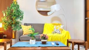 BGC 1BR, Steps to Mitsukoshi & Uptown Malls, 300Mbps Fiber 12Q