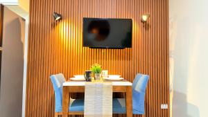 BGC 1BR, Steps to Mitsukoshi & Uptown Malls, 300Mbps Fiber 12Q