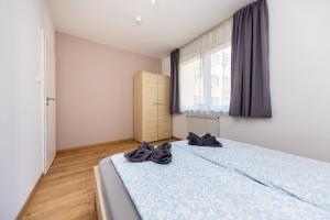 Prime Stay - Premium 2 Bedroom Family Apartment with Balcony - Free Parking