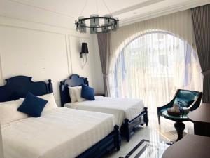 WHITE HOTEL