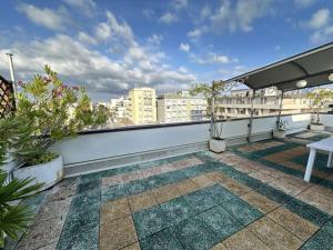 Central attic with large furnished terrace