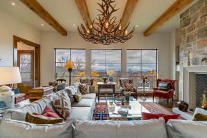Antler Trail Lodge uxury Awaits Views 4 King Suites Firepit Hot Tub