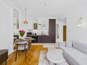 Paris in Warsaw Apartment near Hala Mirowska