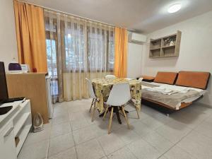 Simple & Central Studio for City Adventures