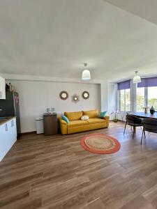Apartamento moderno con vistas al mar y piscina