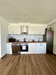 Apartamento moderno con vistas al mar y piscina
