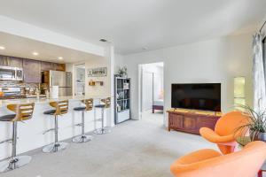 Chic Palm Springs Condo by the Riviera Hotel