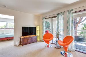 Chic Palm Springs Condo by the Riviera Hotel