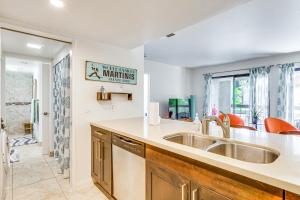Chic Palm Springs Condo by the Riviera Hotel