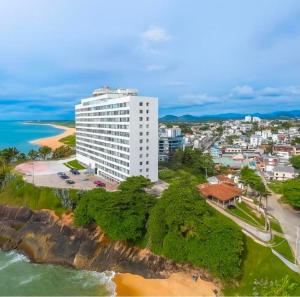 Guarapari com elevador, reformado, Wi-Fi, TV com Smart, vista livre e estacionamento