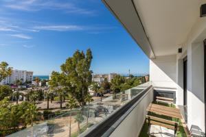 Sunny Seaview 2BR, Pool, Balcony, AC & Lift