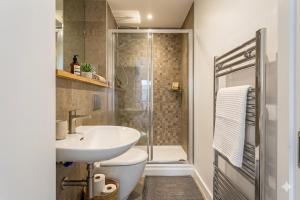 Modern 2BR-2BA Apartment Next to Wembley Stadium