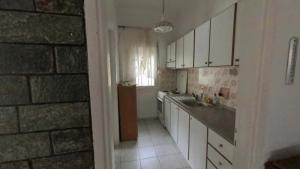 Leonidas Village House